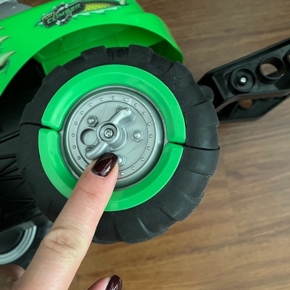 Max Tow Truck Cliff Climber Vehicle by Jakks Pacific Climb and Conquer Green - Picture 4 of 6